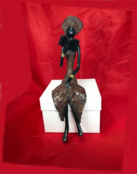 Figura de bronce 1 mujer sentada con libro